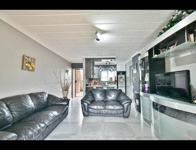 2 BEDROOM APARTMENT FOR SALE IN GLENVISTA